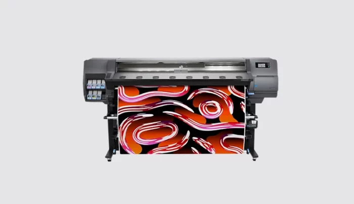 Imprimante HP Latex 335 en train d'imprimer un design coloré vibrant